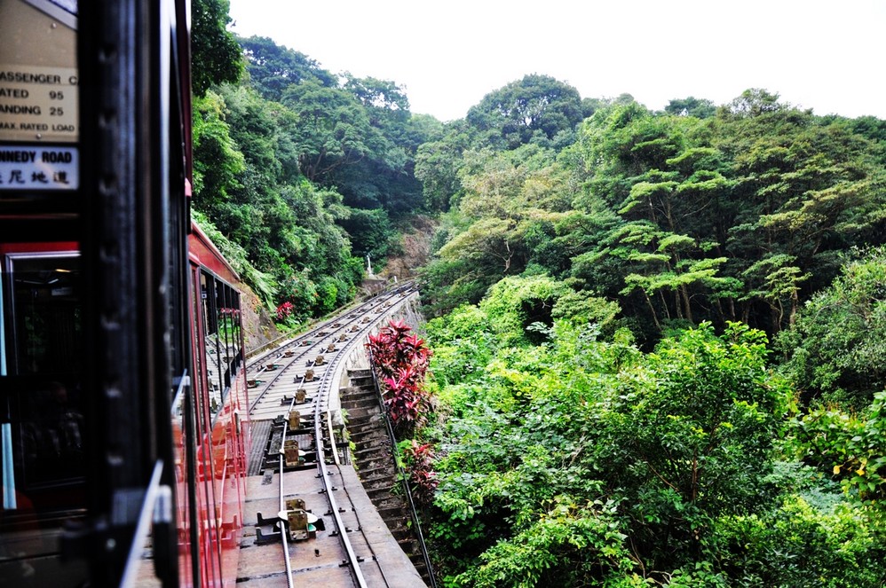 一路向上,坡度很大,站在車內,有人與地面45°的錯覺感,很有意思太平山