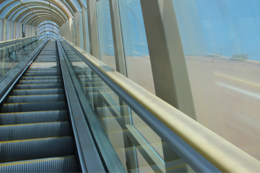 11:57  沙漠扶梯---考虑到包兰铁路过车时产生的共振及各种因素,在