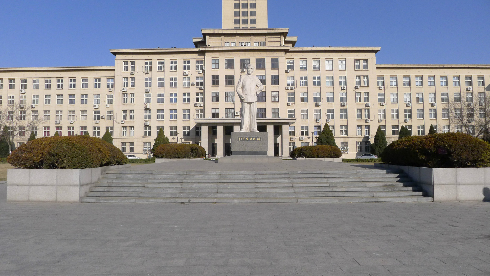 南开大学没敢在校园里瞎转,拍找不着,从南门进,径直从东门出了~~天津