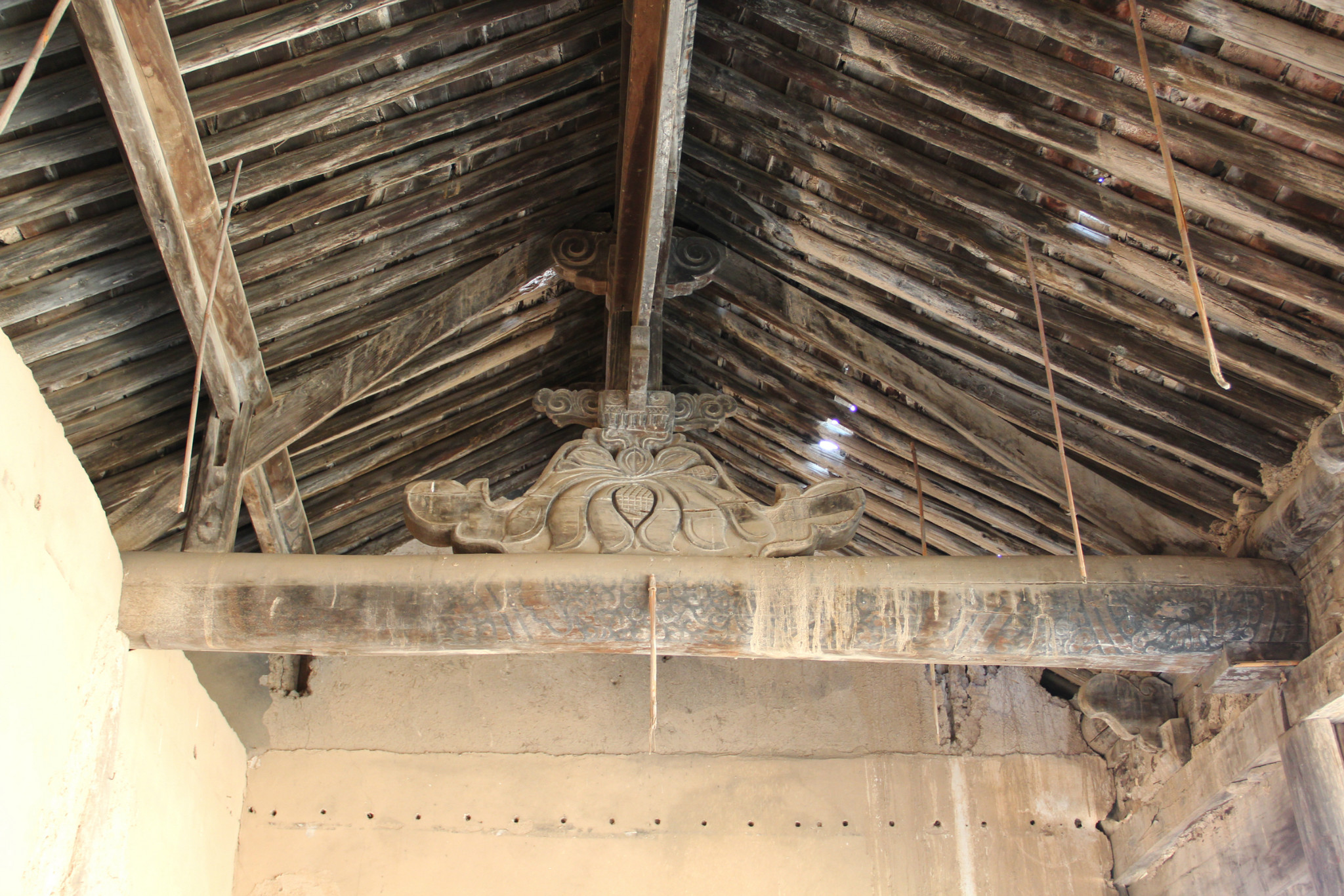 戏台内的梁架结构 驼峰处理的蛮有美感广仁王庙乐楼南面广仁王庙破损