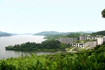 在湖邊的主要有天目湖賓館,沙河度假村,水悅度假村,虹楓度假村等