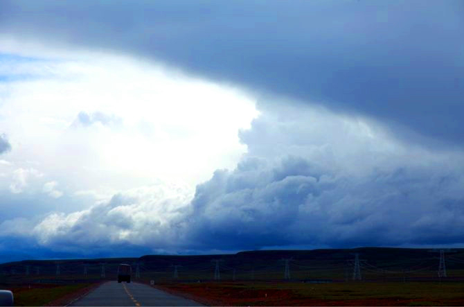 昆仑山  下雾气拔地而起美丽的可可西里  草原经过五道梁时天空下起了