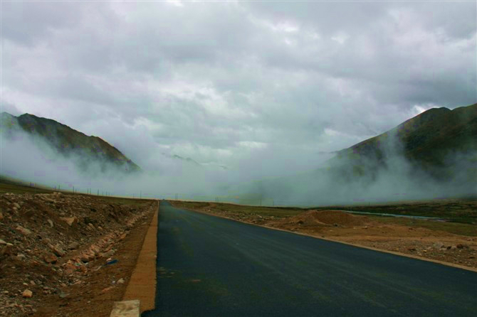 昆仑山  下雾气拔地而起美丽的可可西里  草原经过五道梁时天空下起了