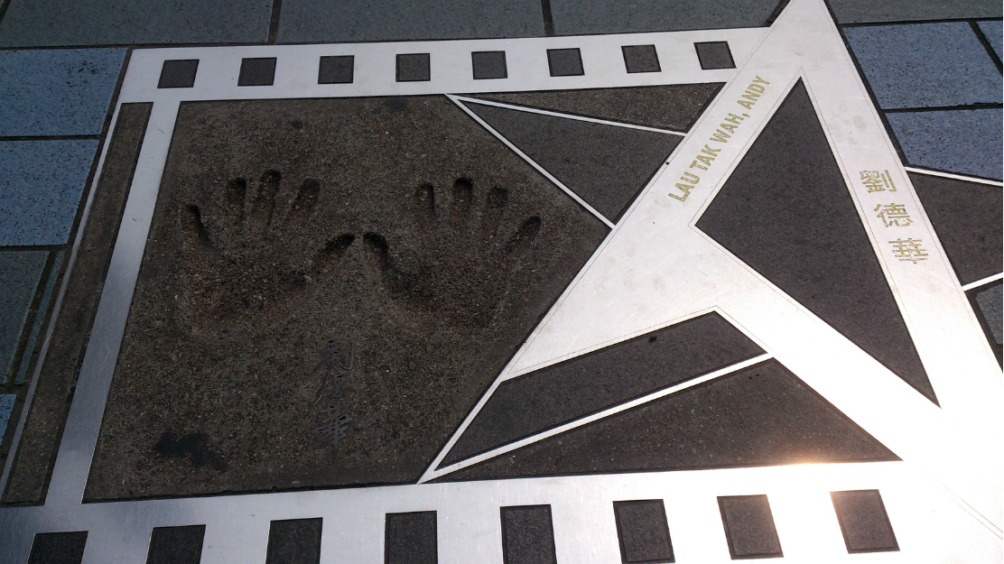 前一两天放的吧~四月正好是哥哥的忌日~小弟弟,蛮有范儿哦~明星掌印哦