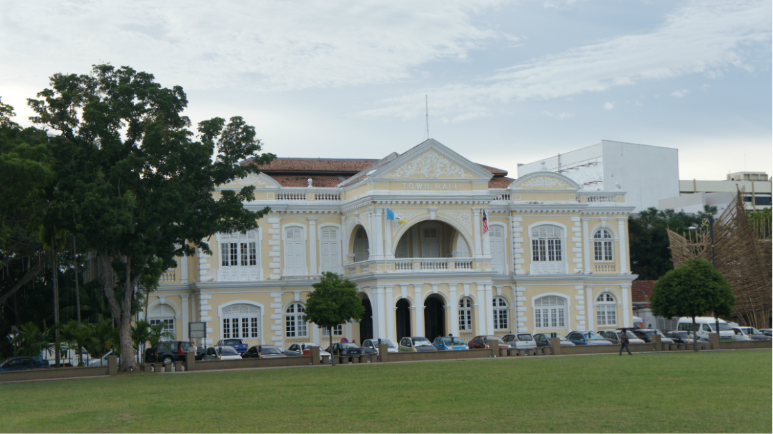 市政中心,左边的旗帜是槟城  州旗,右边的是马来西亚  国旗码头4.