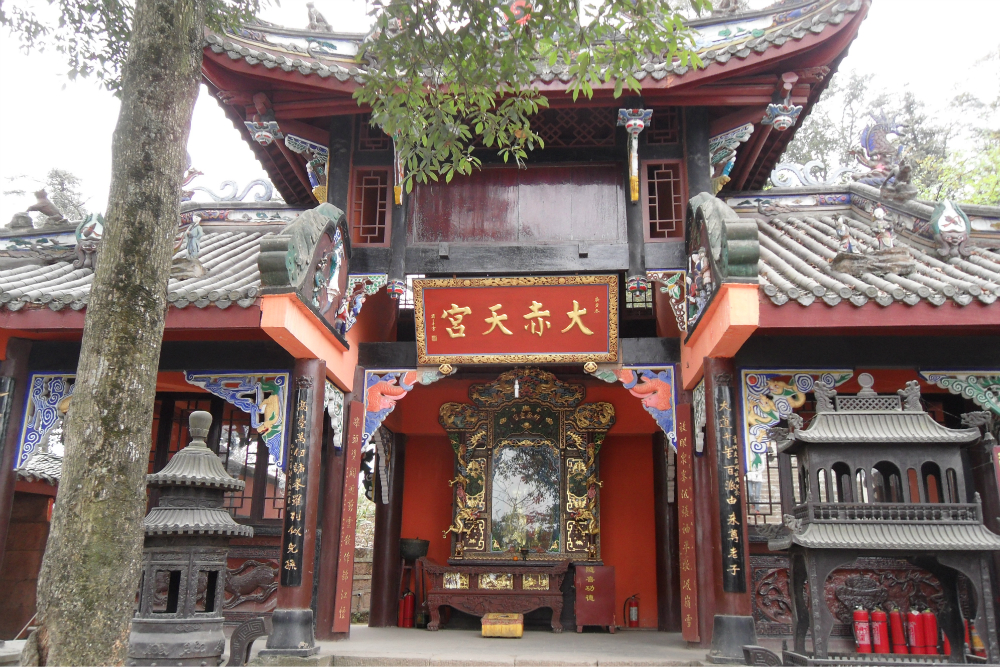 前往青城山  的精华所在"上清宫"~~~上清宫的香火~~~张大千故居