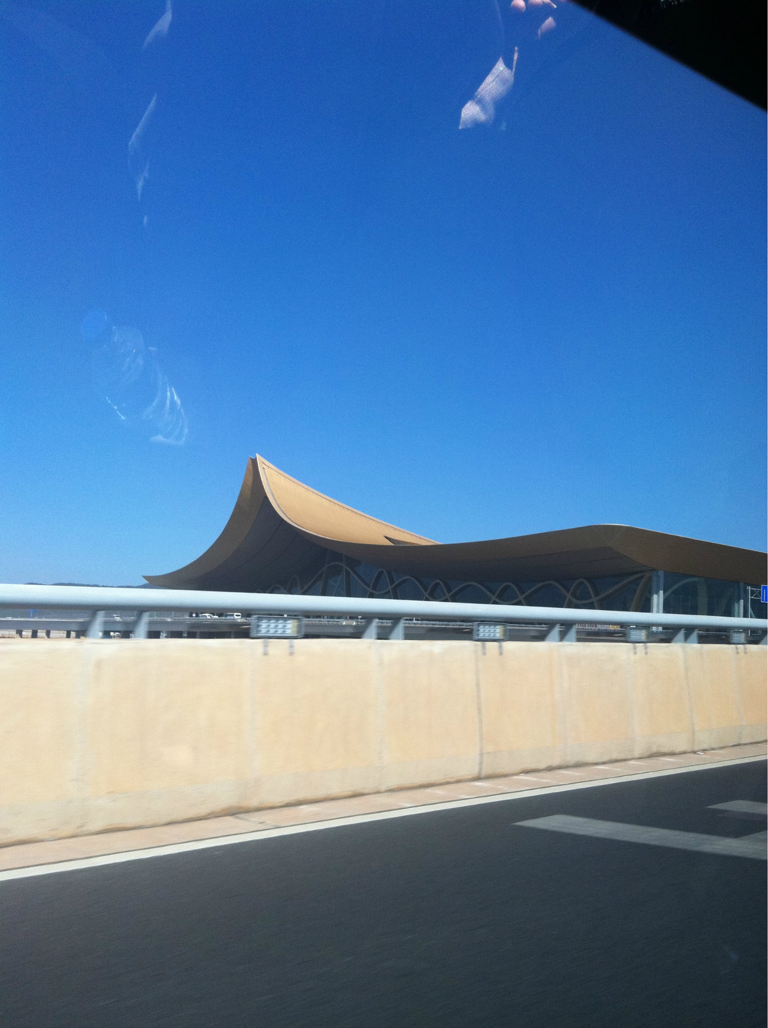 的图片,机场很大很漂亮,但是交通不便,据说的,因为自己是云南  人来 