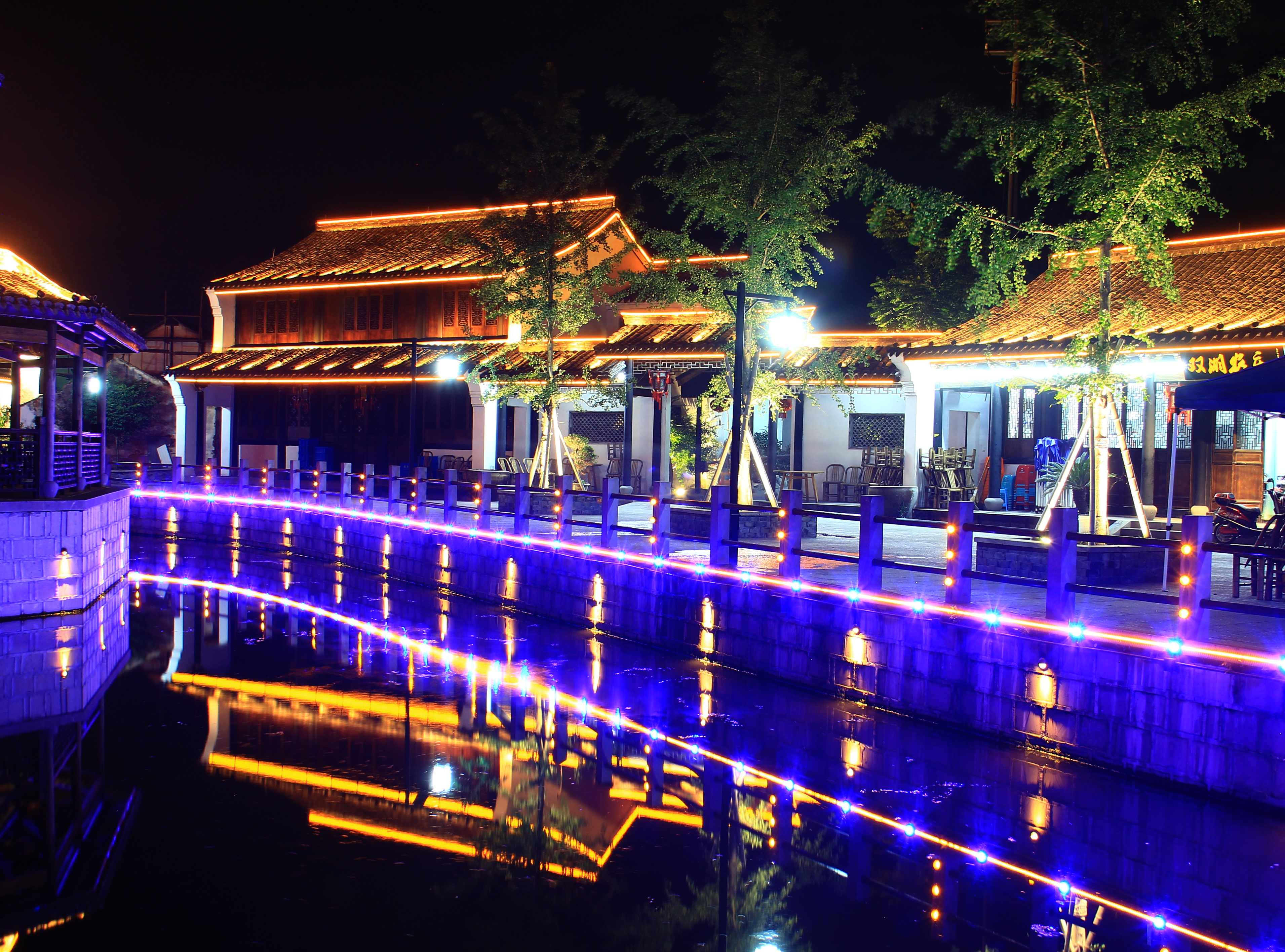 鸣鹤古镇位于宁波慈溪市观海卫镇南部,她是一个千年古镇,物华天宝,人