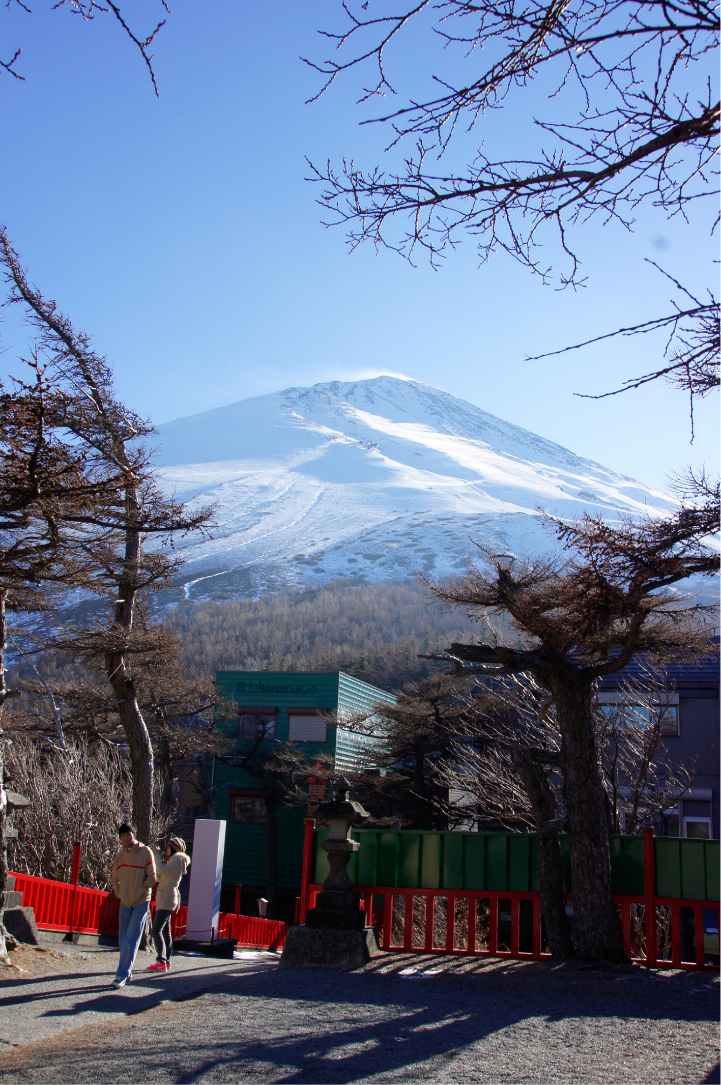 富士山的五合目就是在半山腰上,其实到了五合目反而看不出富士山的雄