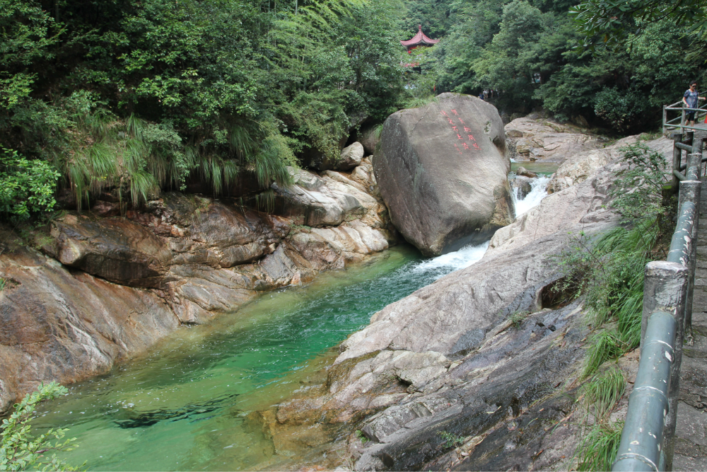 第三天起早由山庄派车送到换乘中心,开始黄山之旅.