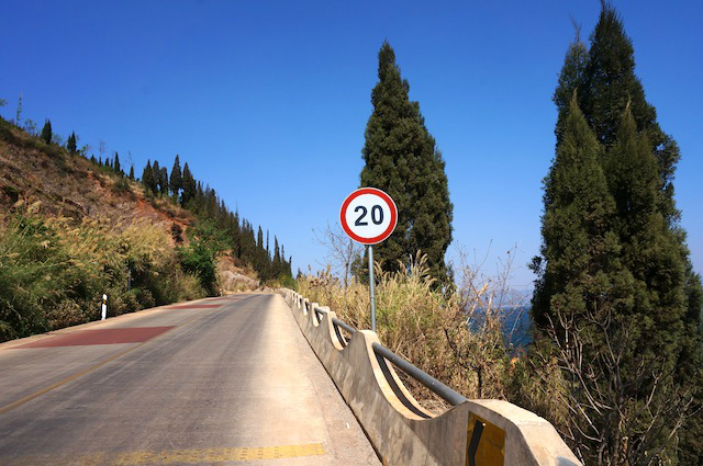 在东岸看到这个大楼,真是豪华气派～～第二天走近一看,一大半都是烂尾