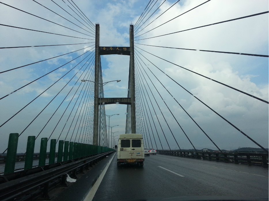 宏伟的金马大桥,路边满是垃圾.