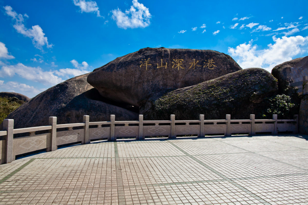 小洋山隧道,景區左面是在高速路的西面.