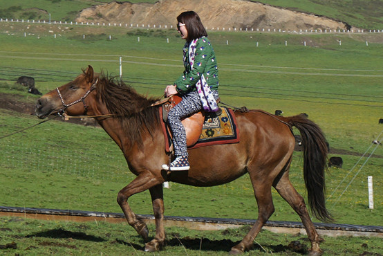 ▼路遇骑行队,骑着摩托很拉风▼今天的行程很松,我们也就不急着赶路