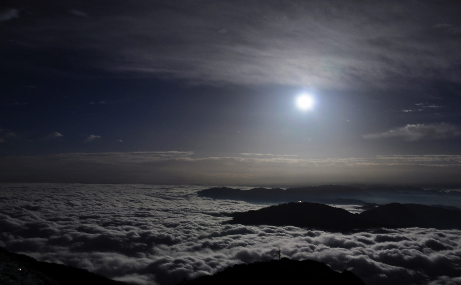 5.25在牛背山上拍攝的月光下之雲海