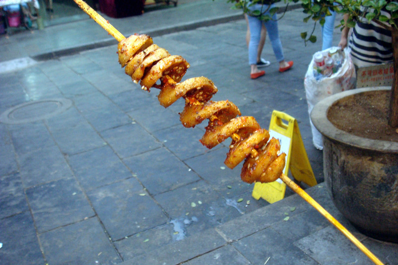 烤豆筋,就是在刚才那家买的,味道尚可,推荐西羊市入口第一家一个回族