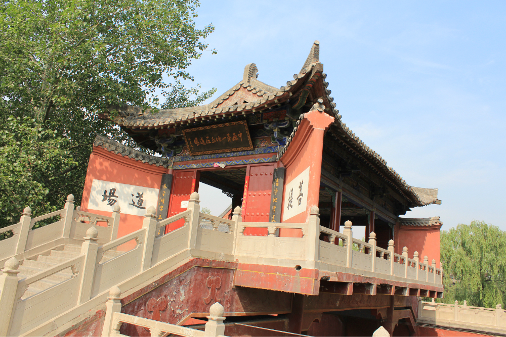 下橋就見大雄寶殿,據說,這裡的原址就是狄公祠,齊雲塔在白馬寺處是看