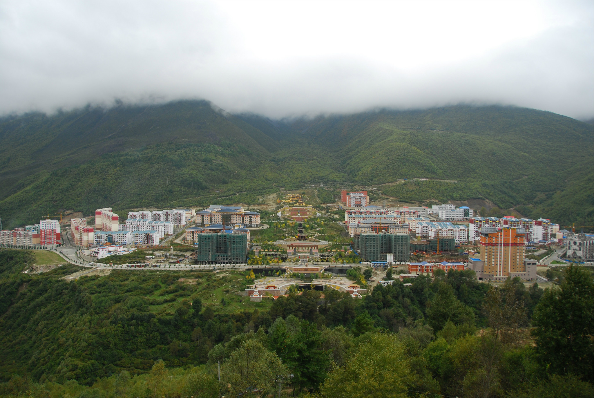 要从新都桥去康定县城一定要翻过折多山,在我们回康定机场的那天,这条