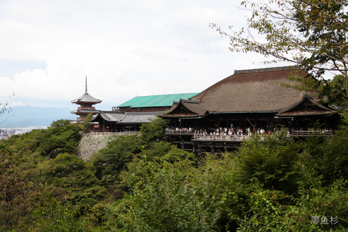 下图:登上清水寺  ,还可以看到京都  的全景,为了保持古城风貌,这里真