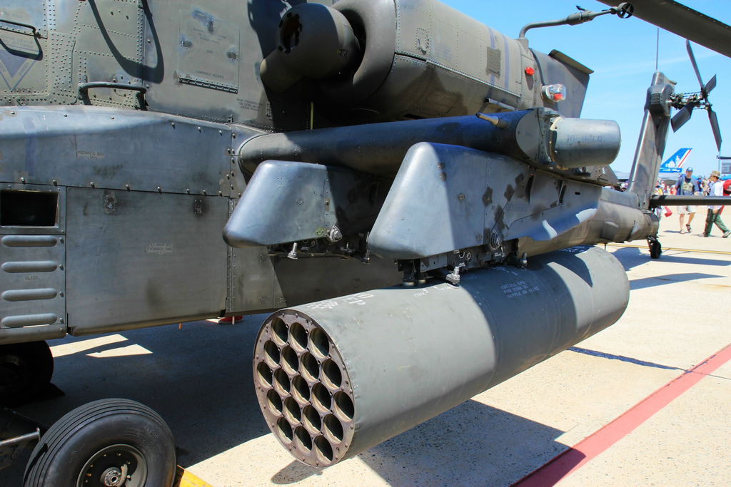 挂架上的非制导火箭荚舱,也可以换成副油箱或者地狱火激光制导导弹