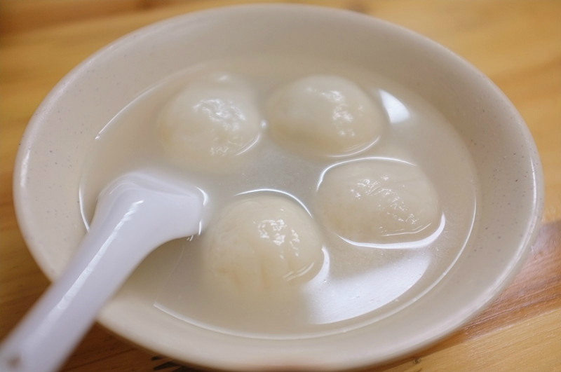 她都会搬个凳子坐在镜子面前哭上半天静香书屋恰逢瘦西湖的菊花展