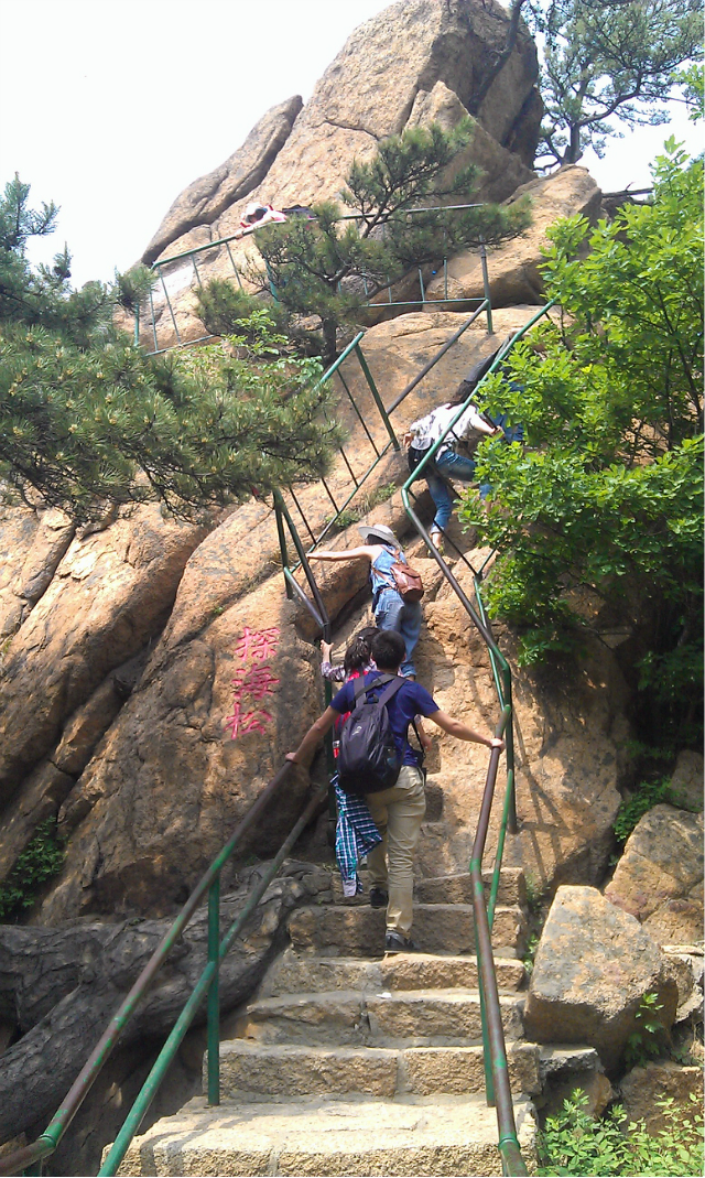 天上天然后就一步登天咯真是夹扁石,稍微i胖一点还真进不来,跟背包