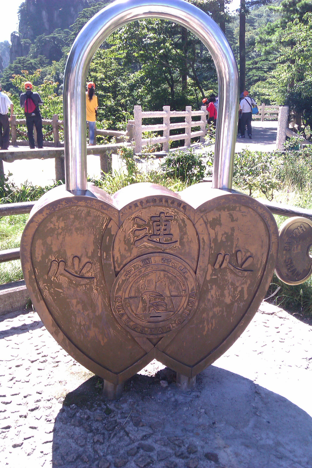 连心锁,情侣必去山上的挑夫,遇到的时候给他们让道,真的不容易到了山