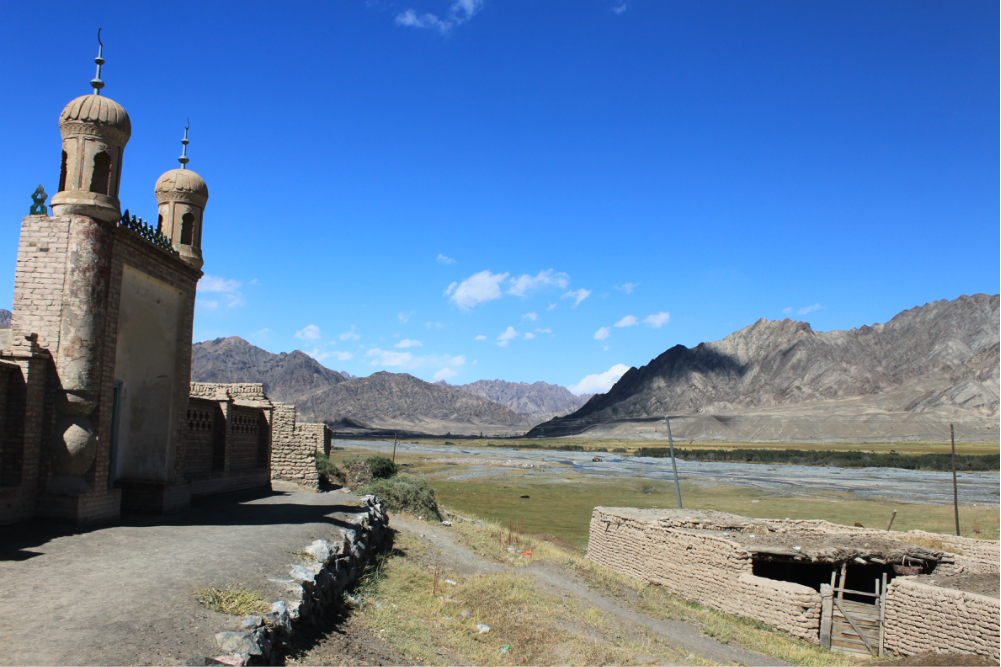 呢看到这样的画面不叫停车才怪呢过了检查站,很快进入吉根乡萨哈尔村