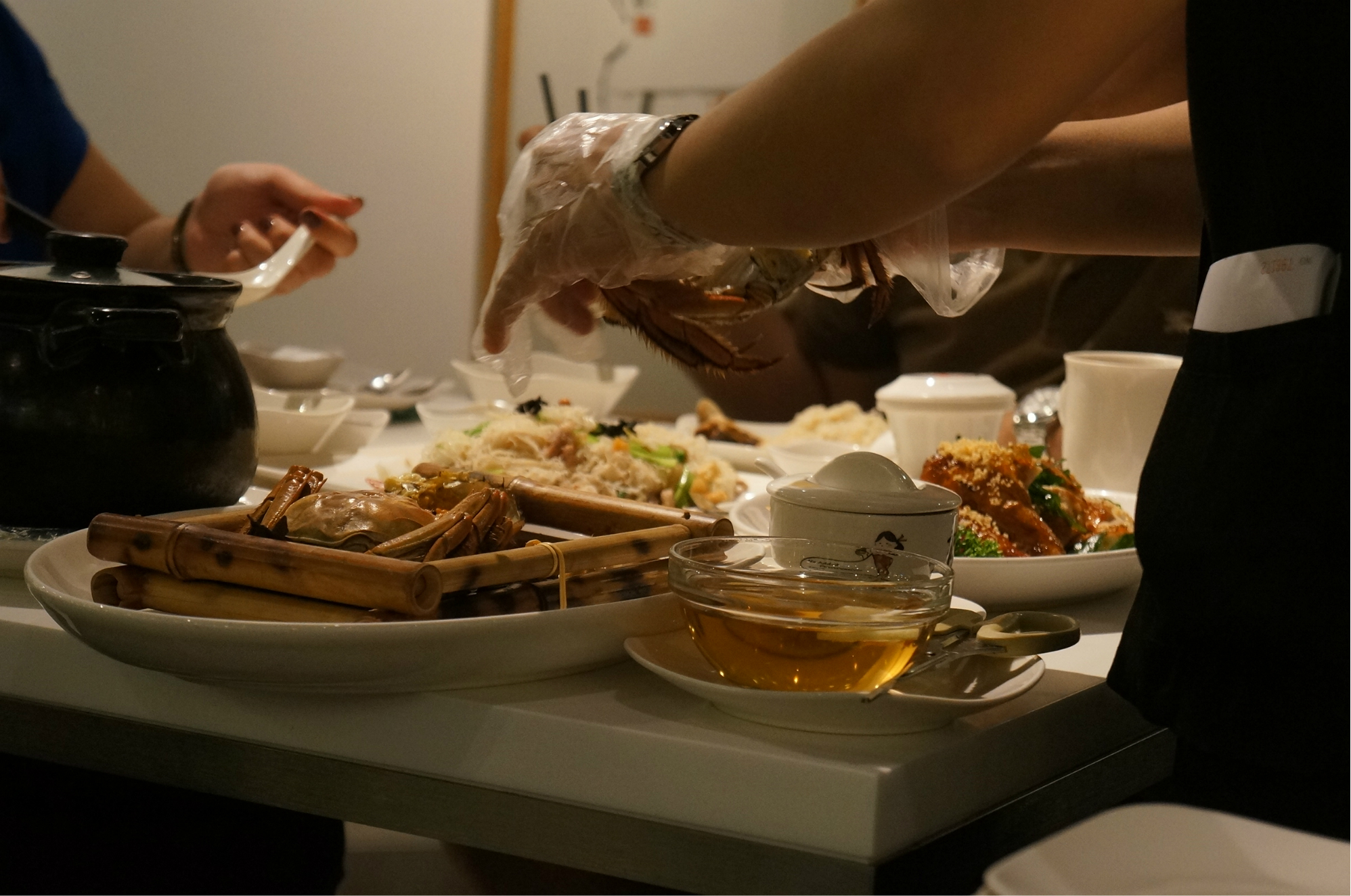 05)一开始,我觉得他们点的菜太多了,吃螃蟹要一个小时,等吃完那些菜