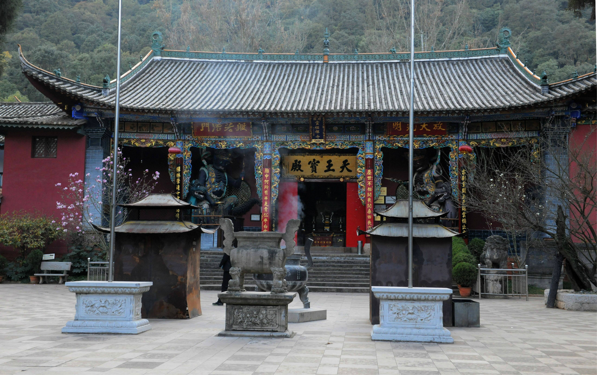 昆明西山云栖禅寺银杏叶黄