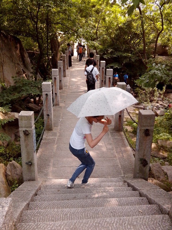 就是摔倒,我也要镜头~~~~还有v字手~~~受不鸟