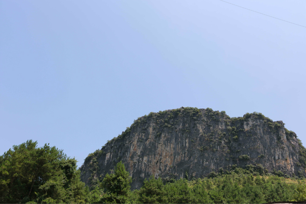 九嶷山水電站大門正對面的半邊峰,九嶷山有