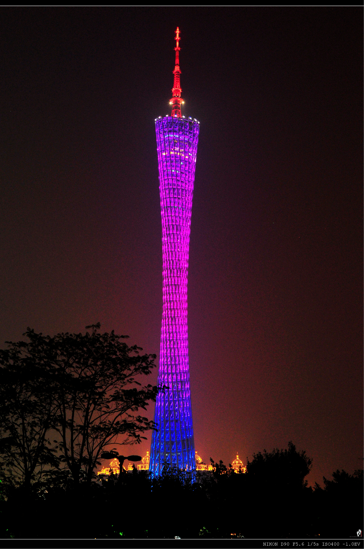 热情似火,烈焰般的小蛮腰……站在"红城堡"对开江边拍摄总之……这小