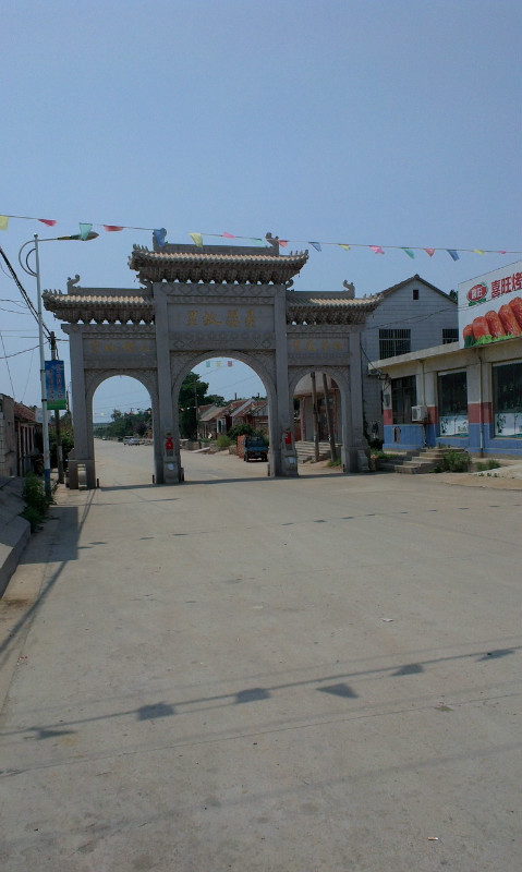 晏婴故里左边那哥们是半路撵上来的,说找同行的好几天了,他没有目的地