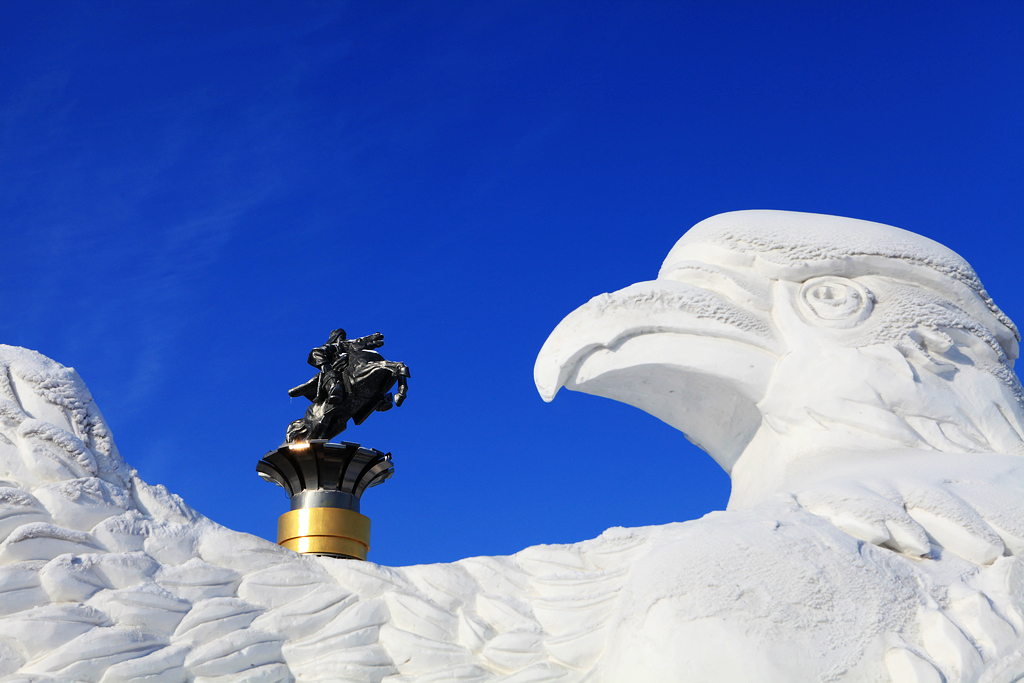海拉尔城里的雪雕公园,老鹰和成吉思汗像满洲里中俄铁路转运站一角.