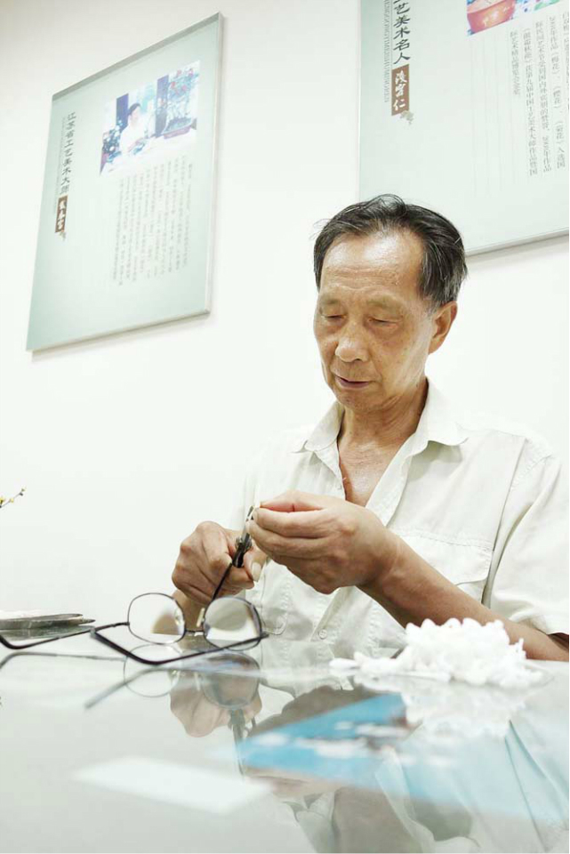 【原创】名家风采录(3)——通草花大师戴春富(组图)