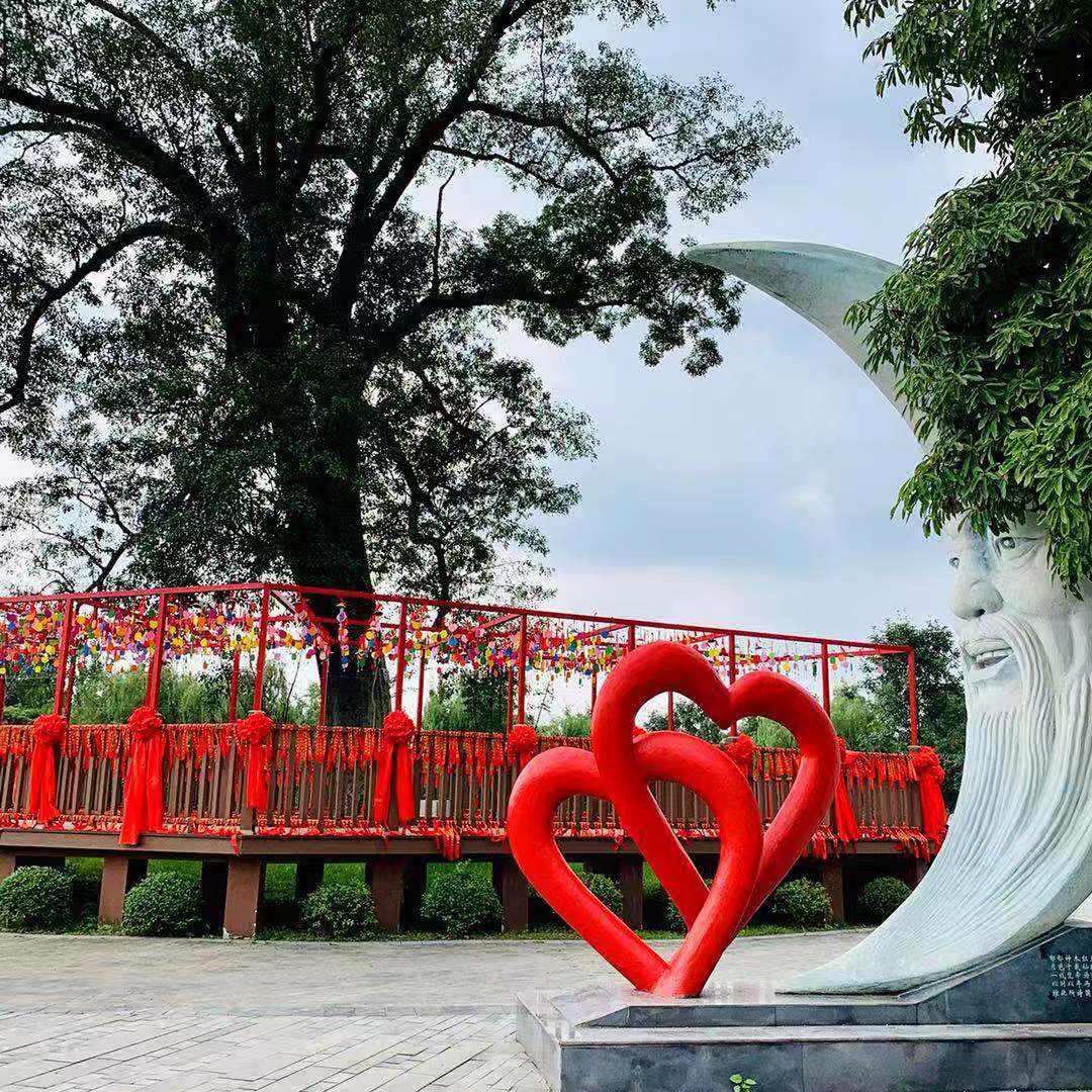 景区有着代表爱情的千年红豆树红豆幸福里景区位于什邡市师古镇红豆村