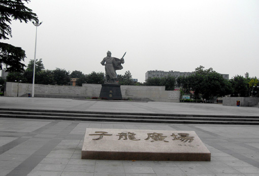 遥望子龙大桥河岸边的游乐场所岸边