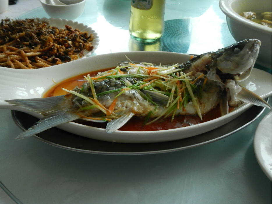 (壮乡姐妹饭店:黄姜鸡汤1只60元,清蒸青竹鱼1斤45元,紫背菜12元,越南