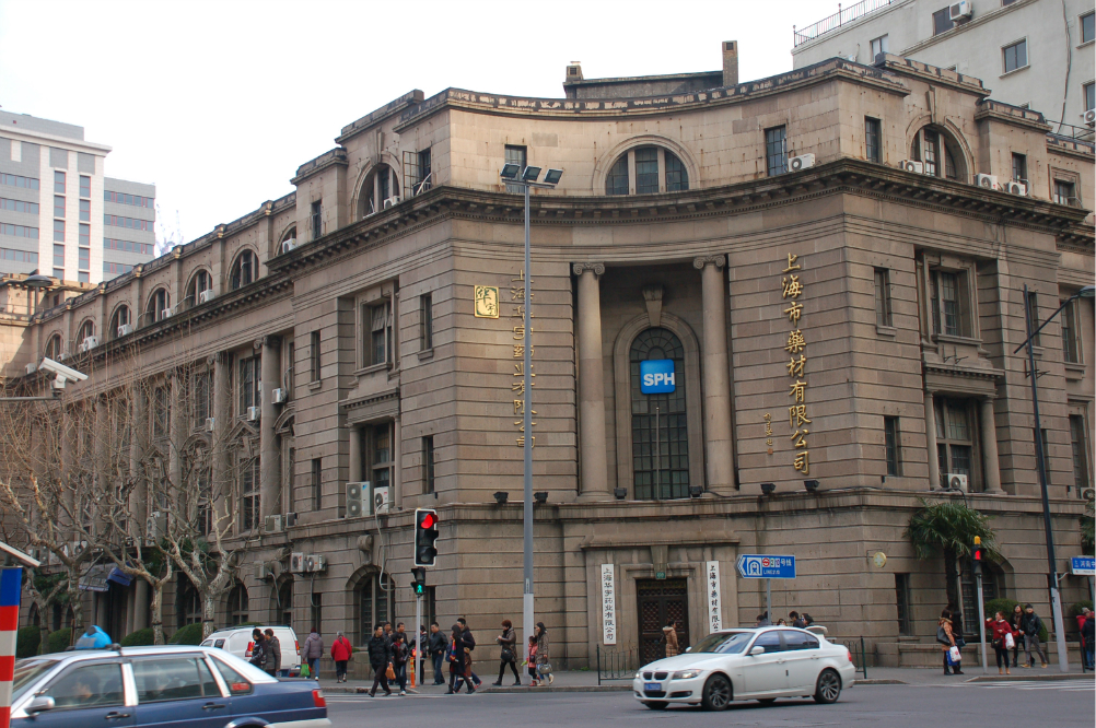 外滩附近的建筑都很有租界特色.