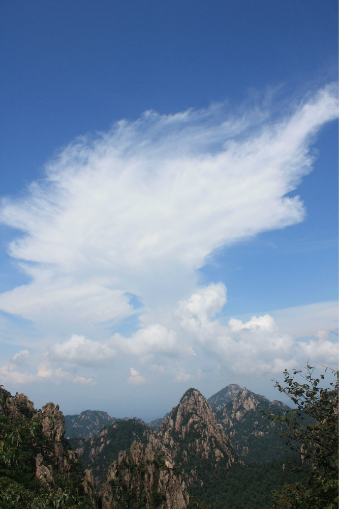 遠處是晴,近處卻雨雨中登山回望轉身入門清晨,山腳下的溪流暮色中