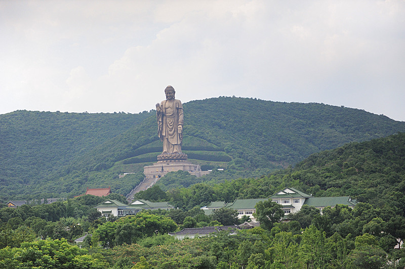 順著參觀的指示牌,一路上的四樓的天台 ,遠眺靈山大佛 和梵宮,很是