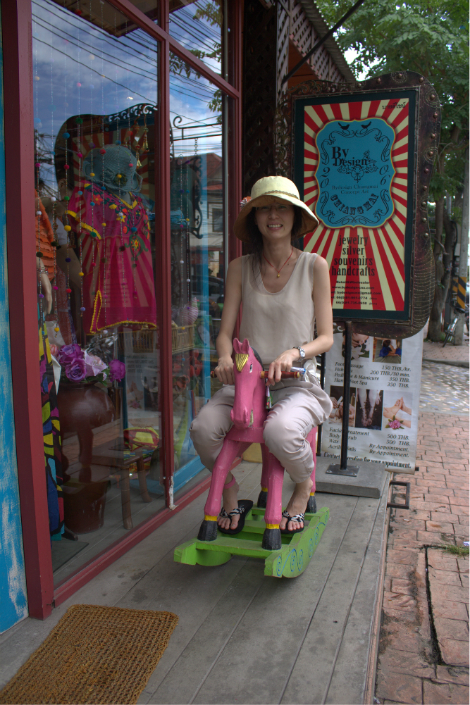 带了她媳妇的帽子,瞬间让我想起了以前tvb里的人物,变态杀手"鲍国平"