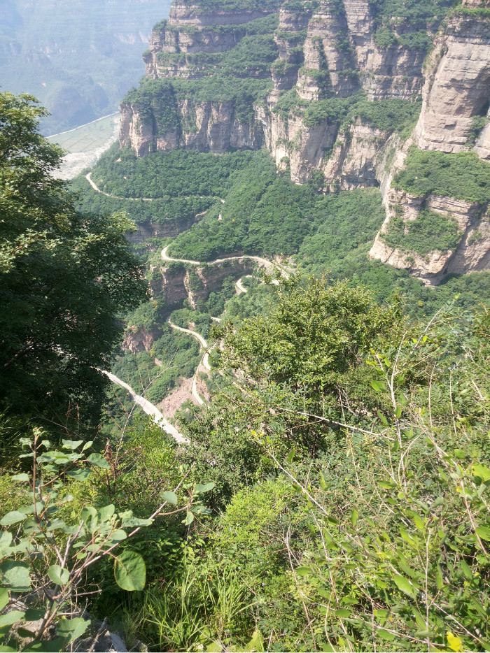 南太行山脉位于林州境内的林虑山,海拔1210米,山路崎岖,但景色优美