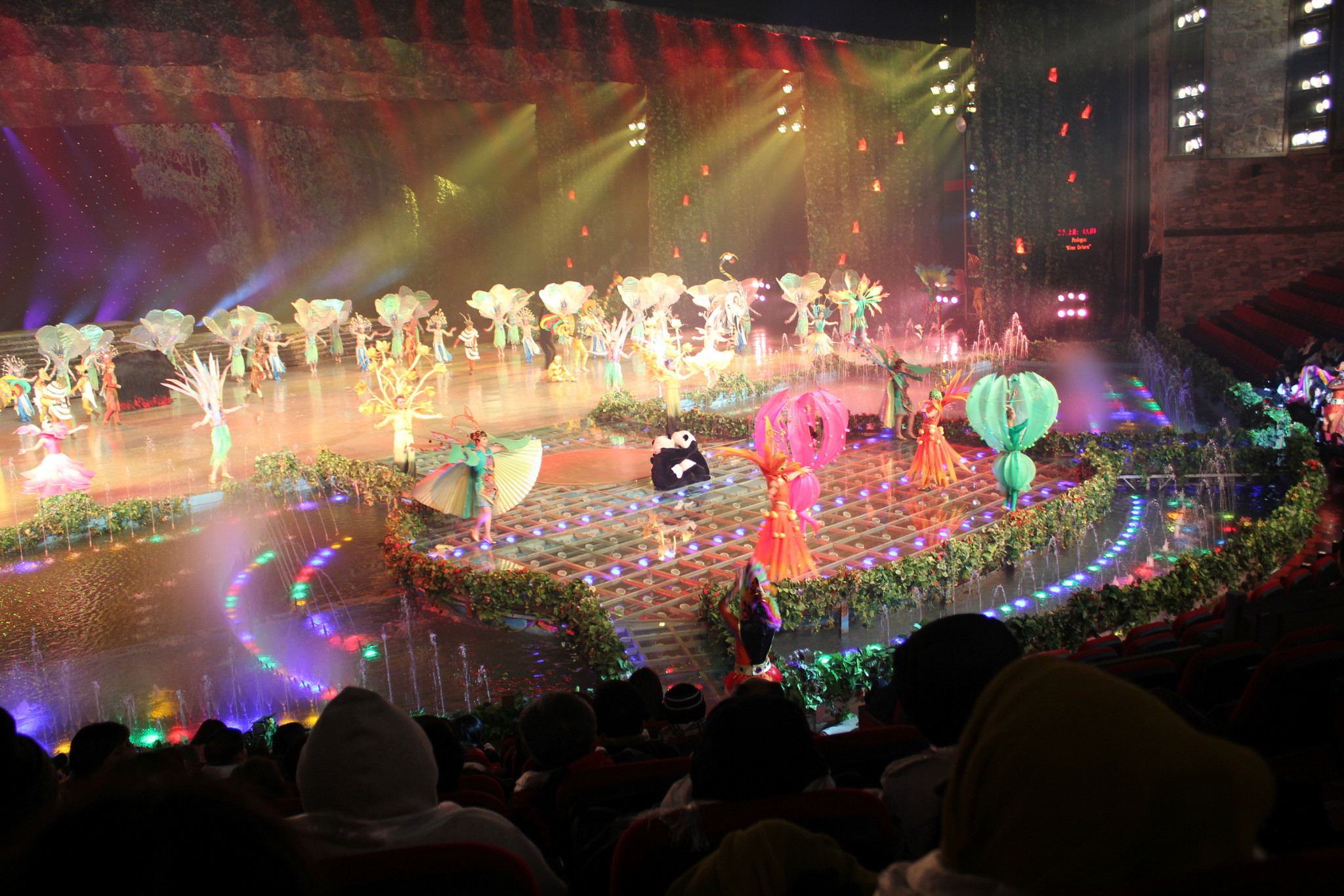 吃完饭去九寨天堂大剧院看演出,150一张票,里面很冷,这个季节的晚上