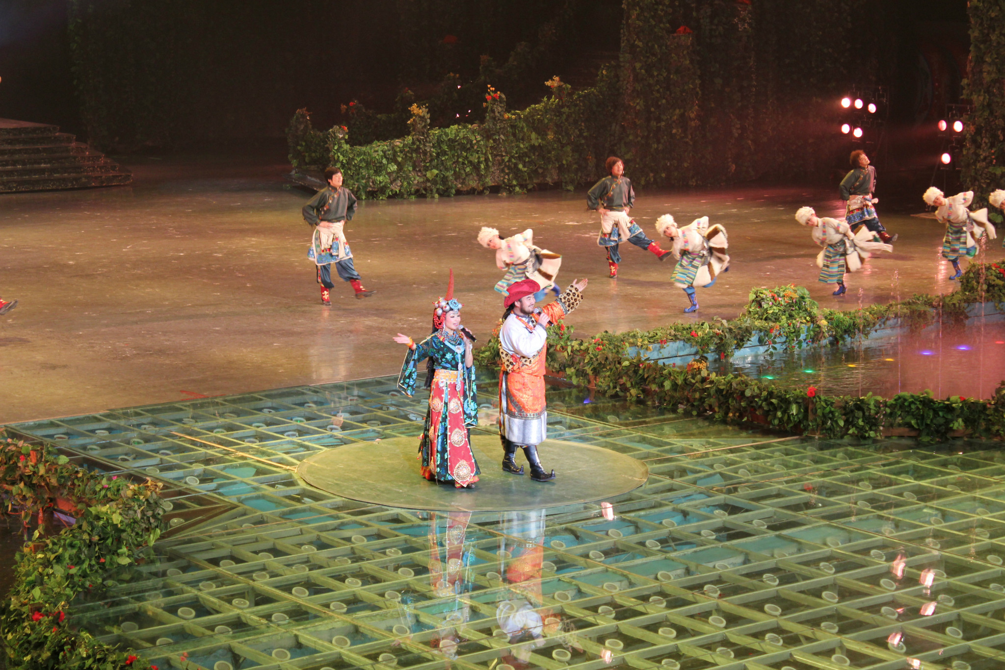 吃完饭去九寨天堂大剧院看演出,150一张票,里面很冷,这个季节的晚上