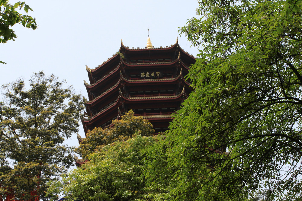 终于来到山顶,老君阁大赤天宫,东华殿就在里面齐云阁,多豪迈的名字