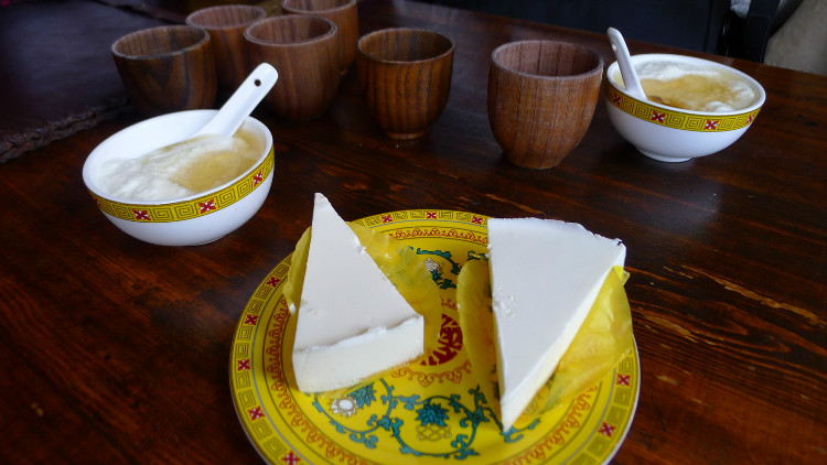 记得点了啥~比较有特色的是青稞饼和糌粑,很香~有一道菜叫"康巴汉子"