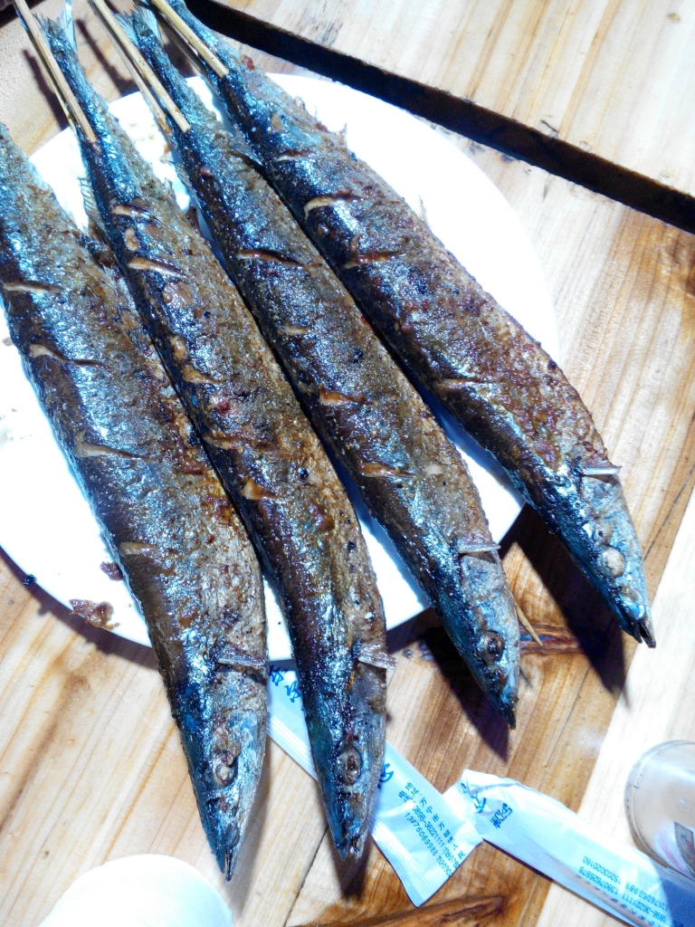 秋刀鱼也很便宜,3块一大条生蚝2元/个这个也是10块濑尿虾,一碟15这个