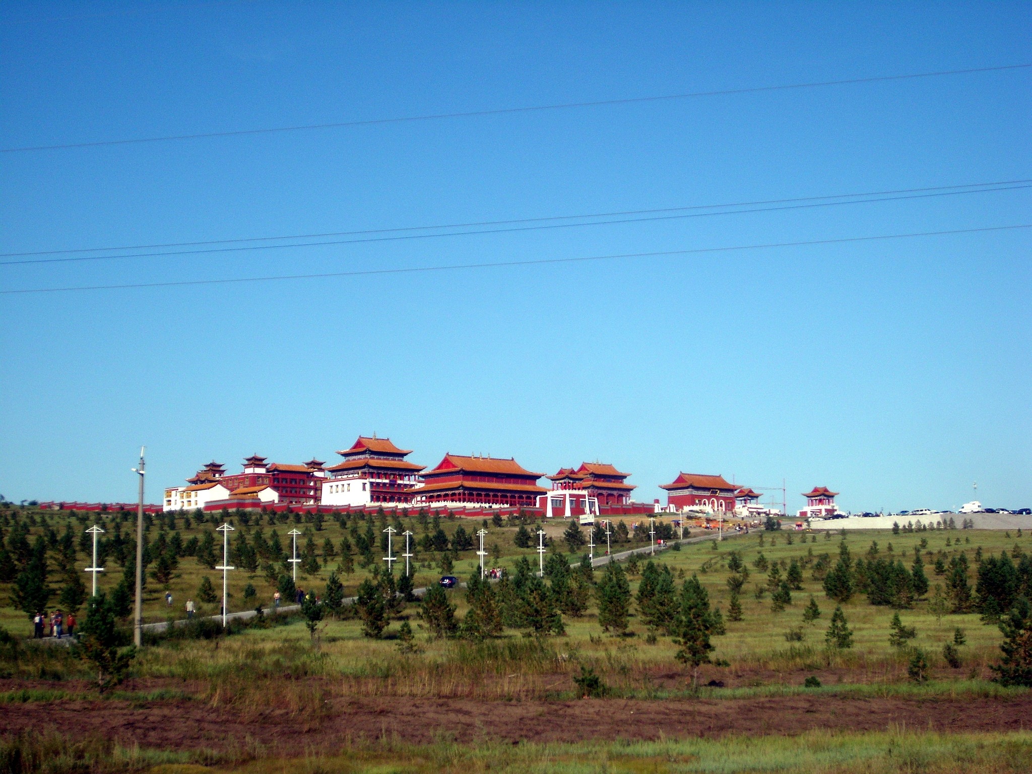 海拉尔敖包山上的"一塔两寺"